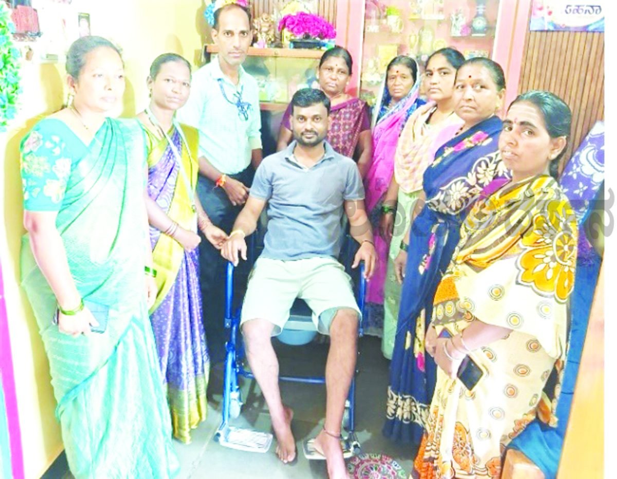 ಬೈಕ್ ಅಪಘಾತದಲ್ಲಿ ಗಾಯಗೊಂಡ ಯುವಕನಿಗೆ ಧರ್ಮಸ್ಥಳ ಸಂಸ್ಥೆಯಿಂದ ವೀಲ್ಚೇರ್ ವಿತರಣೆ