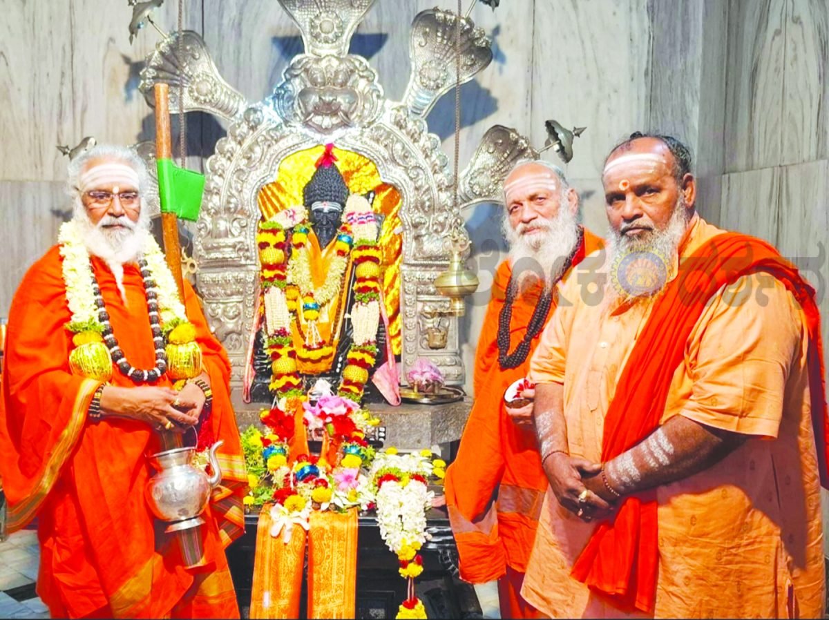 ವೀರಗಂಗಾಧರ ಜಗದ್ಗುರುಗಳ ಗದ್ದುಗೆಗೆ ಪೂಜೆ ಸಲ್ಲಿಸಿದ ಡಾ ರಂಭಾಪುರಿ ಶ್ರೀಗಳು