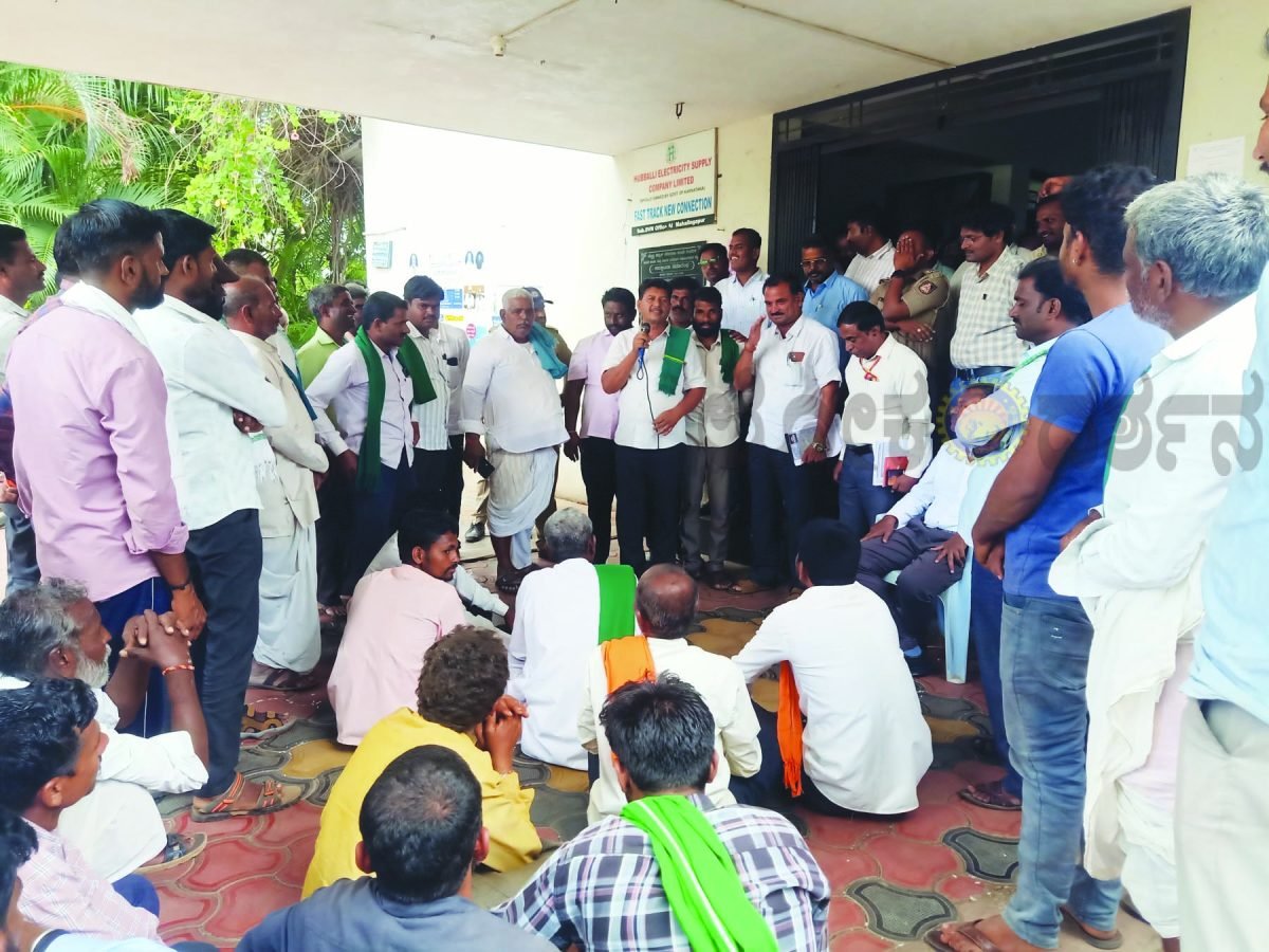 ರೈತರ ಧರಣಿಗೆ ಸ್ಪಂದಿಸಿದ ಹೆಸ್ಕಾಂ; ವಿದ್ಯುತ್ ಪೂರೈಕೆಗೆ ಅಧಿಕಾರಿಗಳ ಭರವಸೆ