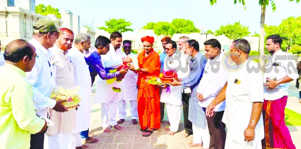 ಗವಿಶ್ರೀ ಗಳಿಗೆ ಅಂಜುಮನ್ ಕಮಿಟಿ ಯಿಂದ ಗೌರವಾರೆ​‍್ಣ