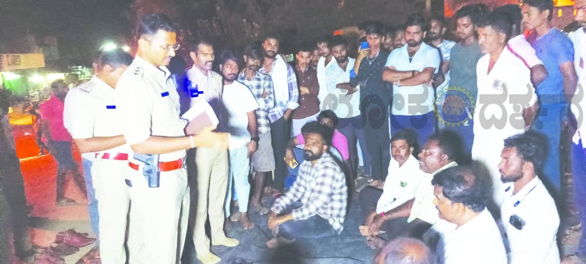 ಬೈಕ್ ಡಿಕ್ಕಿ ಪ್ರಕರಣ: ತಪ್ಪಿತಸ್ಥರ ವಿರುದ್ಧ ಕ್ರಮಕ್ಕೆ ಆಗ್ರಹಿಸಿ ಧರಣಿ