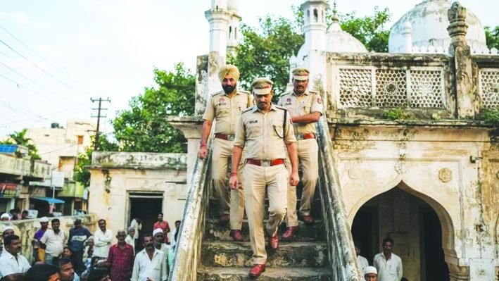 ಮಸೀದಿಯ ಮೇಲ್ಛಾವಣಿಯಲ್ಲಿ ಮದ್ಯ ಸೇವನೆ: ಕರ್ನಾಟಕದ ಪೊಲೀಸ್ ಪೇದೆ ಅಮಾನತು
