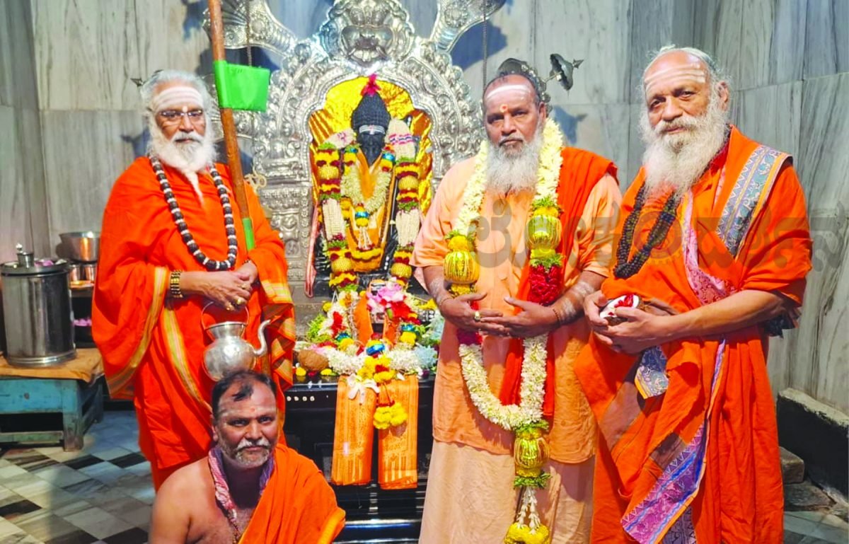 ದಸರಾ ಧರ್ಮ ಸಮ್ಮೇಳನ : ಗದ್ದುಗೆಗೆ ಪೂಜೆ ಸಲ್ಲಿಕೆ