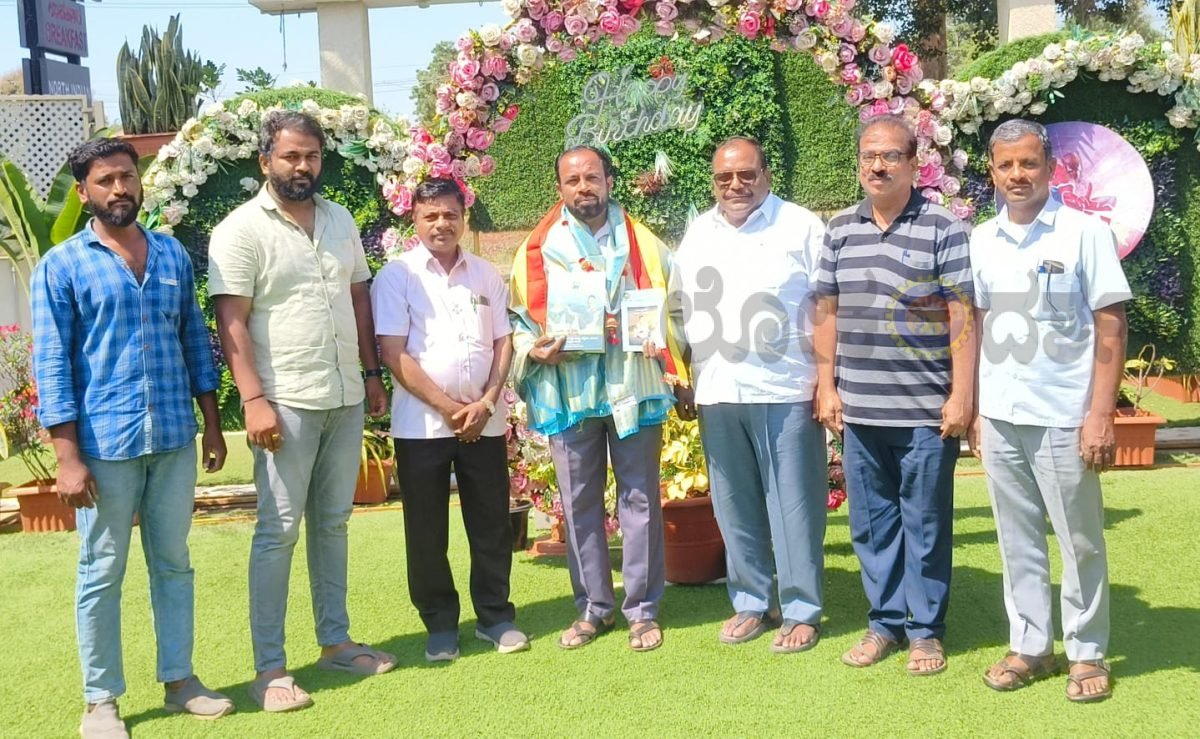 ಕೇಂದ್ರ ಬಸವ ಸಮಿತಿಯಿಂದ ಜಿಲ್ಲಾ ಪ್ರಶಸ್ತಿ ವಿಜೇತ ಶಿಕ್ಷಕ ನಬಿಸಾಬ ಖುದ್ದುನವರ ಇವರಿಗೆ ಸನ್ಮಾನ