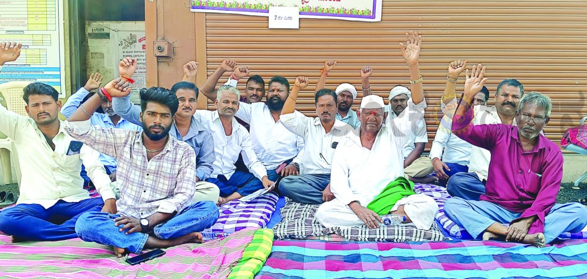 ನಕಲಿ ಜಾತಿ ಪ್ರಮಾಣ ಪತ್ರಗಳನ್ನು ರದ್ದು ಮಾಡಿ; ತಹಶೀಲ್ದಾರ ಕಚೇರಿ ಎದುರು ಧರಣಿ..