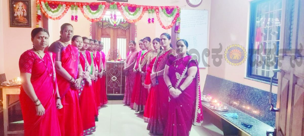 ಕೆಂಪು ಸೀರೆಯುಟ್ಟು ತಾಯಿ ಪೂಜೆ ನೆರವೇರಿಸಿದ ಮಹಿಳೆಯರು