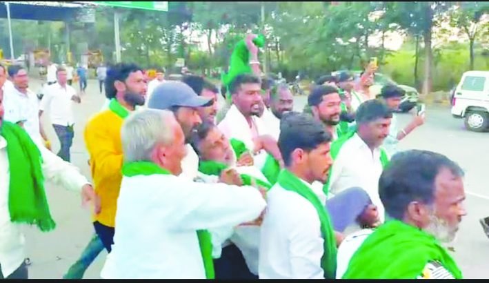 ಹಿರೇಬಾಗೇವಾಡಿ ಟೋಲ್ ಬಂದ್ ಮಾಡಿ ರೈತರ ಪ್ರತಿಭಟನೆ: ಪ್ರತಿಭಟನೆ ವೇಳೆ ರೈತ ತೀವ್ರ ಅಸ್ವಸ್ಥ