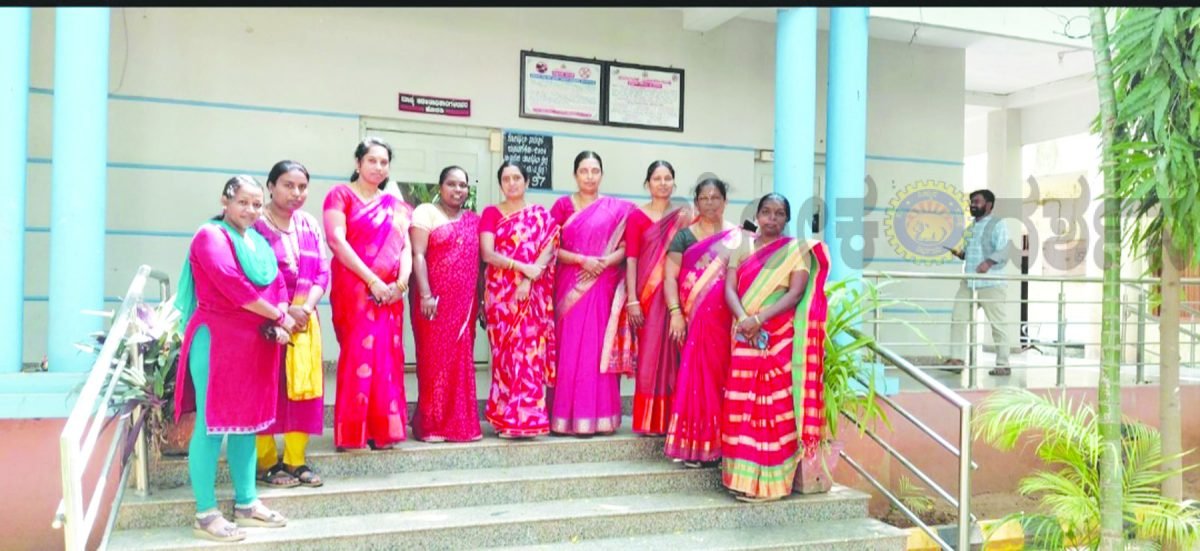ಕೆಂಪು ಬಣ್ಣದ ಬಟ್ಟೆಯಲ್ಲಿ ಗಮನ ಸೆಳೆದ ಪುರಸಭೆಯ ಸಿಬ್ಬಂದಿ ವರ್ಗದ ಮಹಿಳೆಯರು