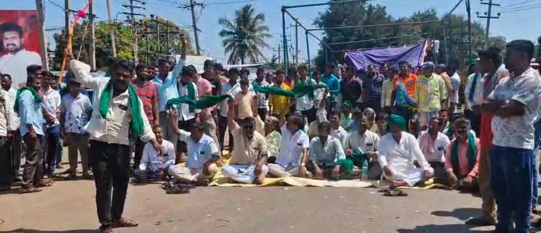 ತಾಲ್ಲೂಕು ಮಟ್ಟಕ್ಕೂ ವ್ಯಾಪಿಸಿದ ಅನ್ನದಾತರ ಅಹೋರಾತ್ರಿ ಧರಣಿ :  ದಾರಿಯಿಲ್ಲದೆ ಯಲ್ಲಮ್ಮನ ಭಕ್ತರ ಪರದಾಟ