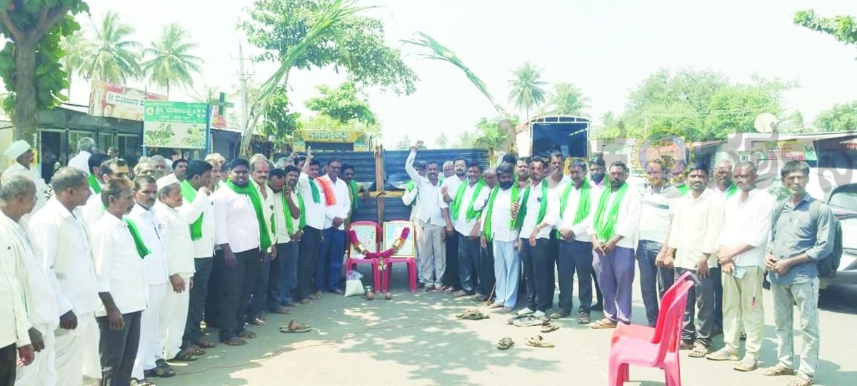 ಗುರ್ಲಾಪುರ ಕಬ್ಬು ಬೆಳೆಗಾರರ ತೀವ್ರ ಪ್ರತಿಭಟನೆ: ಕೇಂದ್ರ ಸರ್ಕಾರದ ವಿರುದ್ಧ ಆಕ್ರೋಶ.