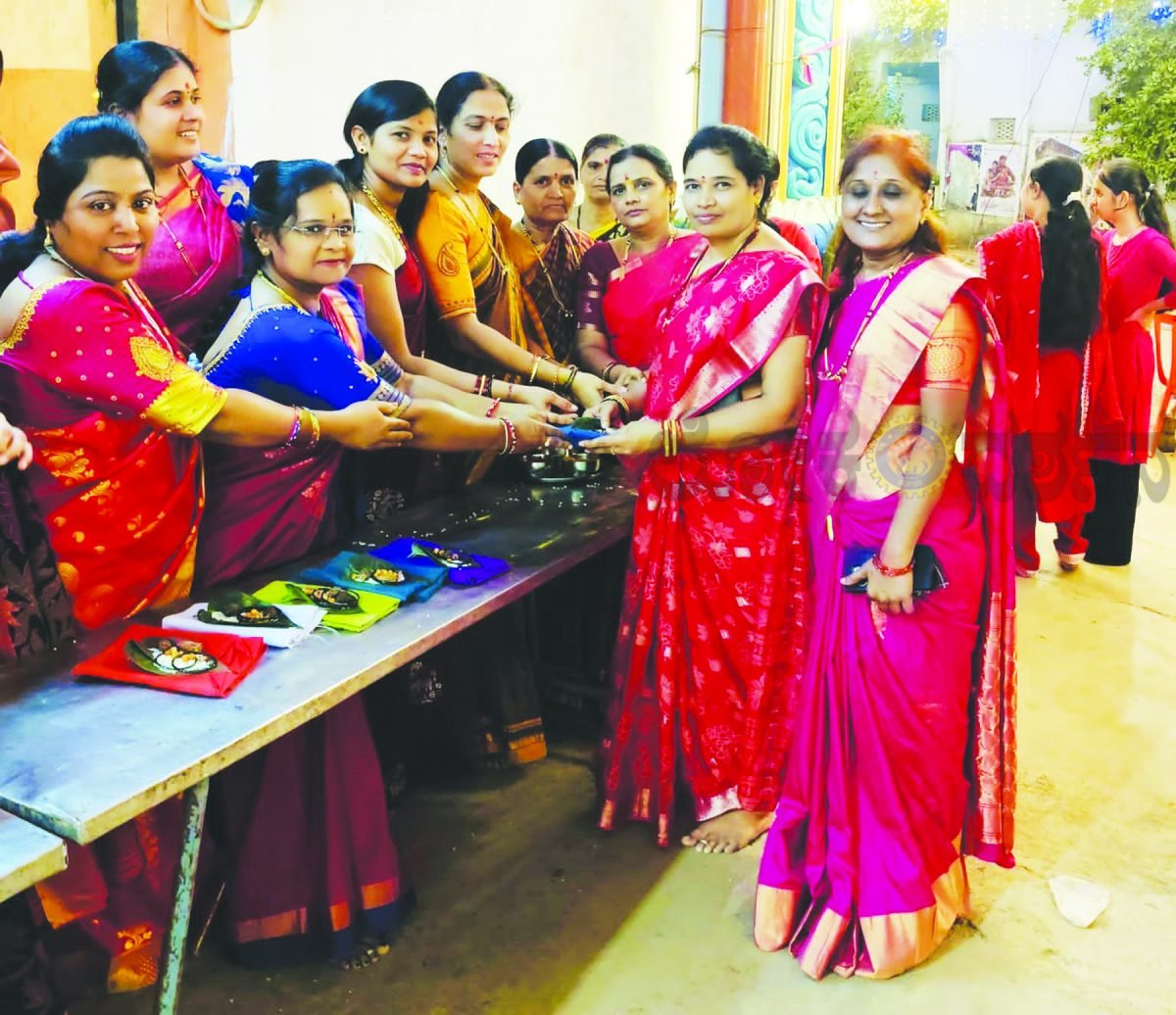 101 ಮುತೈದೆಯರಿಗೆ ಉಡಿ ತುಂಬಿದ ಸಧ್ಬಕ್ತರು