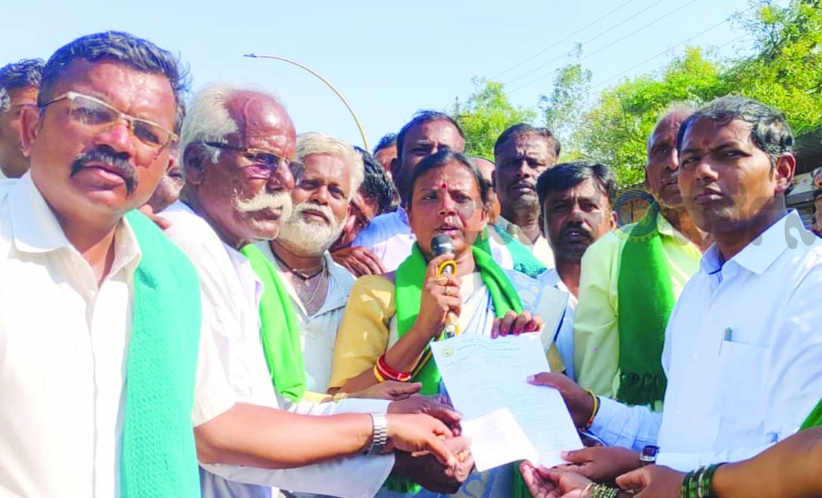 ಬರ ಪರಿಹಾರ, ಸಾಲ ಮನ್ನಾ ಹಾಗೂ ಕಬ್ಬಿಗೆ ಹೆಚ್ಚಿನ ದರಕ್ಕಾಗಿ ರೈತರ ಬೃಹತ್ ಪ್ರತಿಭಟನೆ