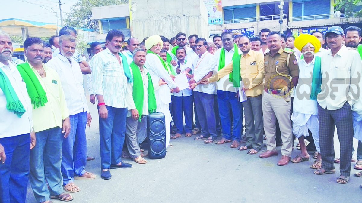 ಮಹಾಲಿಂಗಪುರದಲ್ಲಿ ರೈತರ ಬೃಹತ್ ಪ್ರತಿಭಟನೆ: ಚೆನ್ನಮ್ಮ ವೃತ್ತದಲ್ಲಿ ರಸ್ತೆ ತಡೆದು ಸರ್ಕಾರಕ್ಕೆ ಎಚ್ಚರಿಕೆ