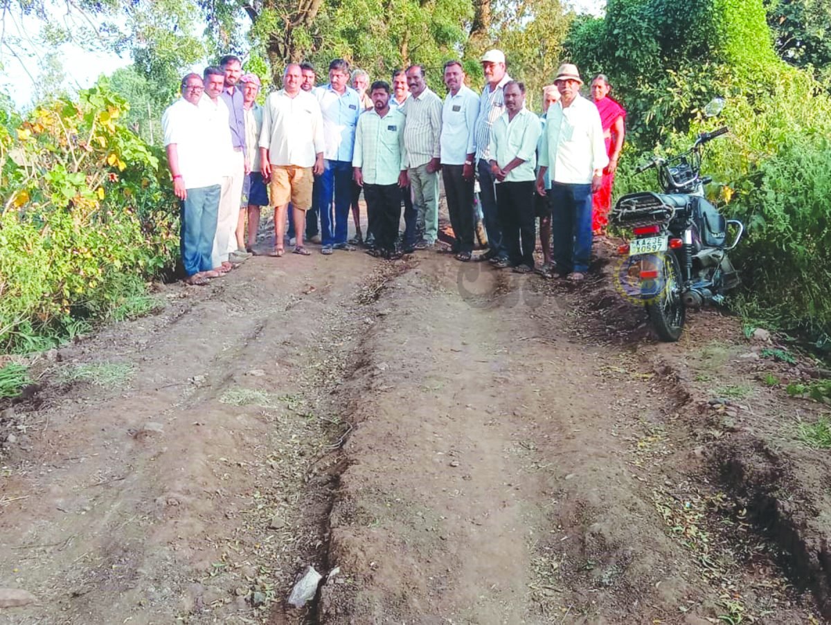 ಅರ್ಧಕ್ಕೆ ನಿಂತಿರುವ ರೈತರ ಹೊಲಗಳಿಗೆ ಹೋಗುವ ರಸ್ತೆಗಳ ಕಾಮಗಾರಿ ಪರೀಶೀಲನೆ