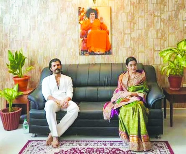 ದಸರಾ ಸಂಭ್ರಮದ ನಡುವೆ ಪ್ರಶಾಂತಿ ನಿಲಯಕ್ಕೆ ಭೇಟಿ ನೀಡಿದ ವಿಜಯ್ ದೇವರಕೊಂಡ, ರಶ್ಮಿಕಾ ಮಂದಣ್ಣ
