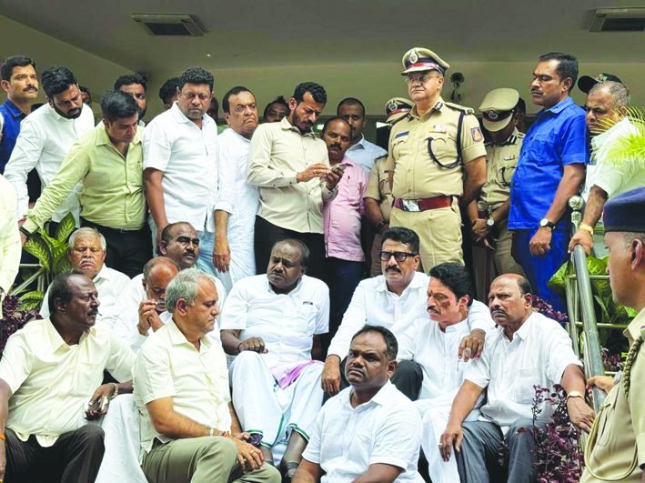 ಸ್ಟಿಂಗ್ ಆಪರೇಷನ್ ಪ್ರಕರಣ: ಬೆಂಗಳೂರು ಪೊಲೀಸ್ ಆಯುಕ್ತರ ಕಚೇರಿ ಮುಂದೆ ಧರಣಿ ನಡೆಸಿದ ಕುಮಾರಸ್ವಾಮಿ, ಸಿಬಿಐ ತನಿಖೆಗೆ ಆಗ್ರಹ