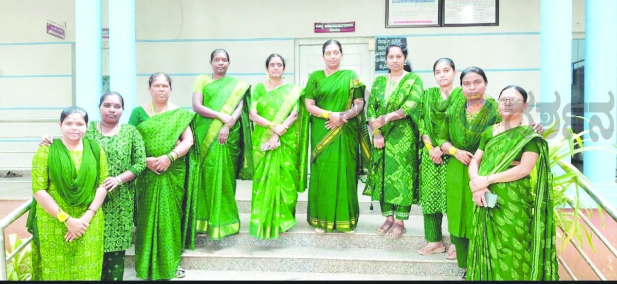 ನವರಾತ್ರಿಯ ಹಬ್ಬದ ವಿಶೇಷ ಹಸಿರು ಬಣ್ಣದ ಸೀರೆಯಲ್ಲಿ ಗಮನ ಸೆಳೆದ ಪುರಸಭೆಯ ಮಹಿಳಾ ಸಿಬ್ಬಂದಿಗಳು