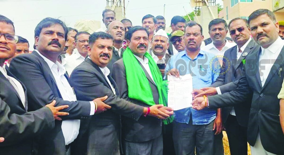 ಕಬ್ಬು ಬೆಳೆಗಾರರ ಹೋರಾಟಕ್ಕೆ ಹುಕ್ಕೇರಿ ವಕೀಲರ ಸಂಘ ಬೆಂಬಲ