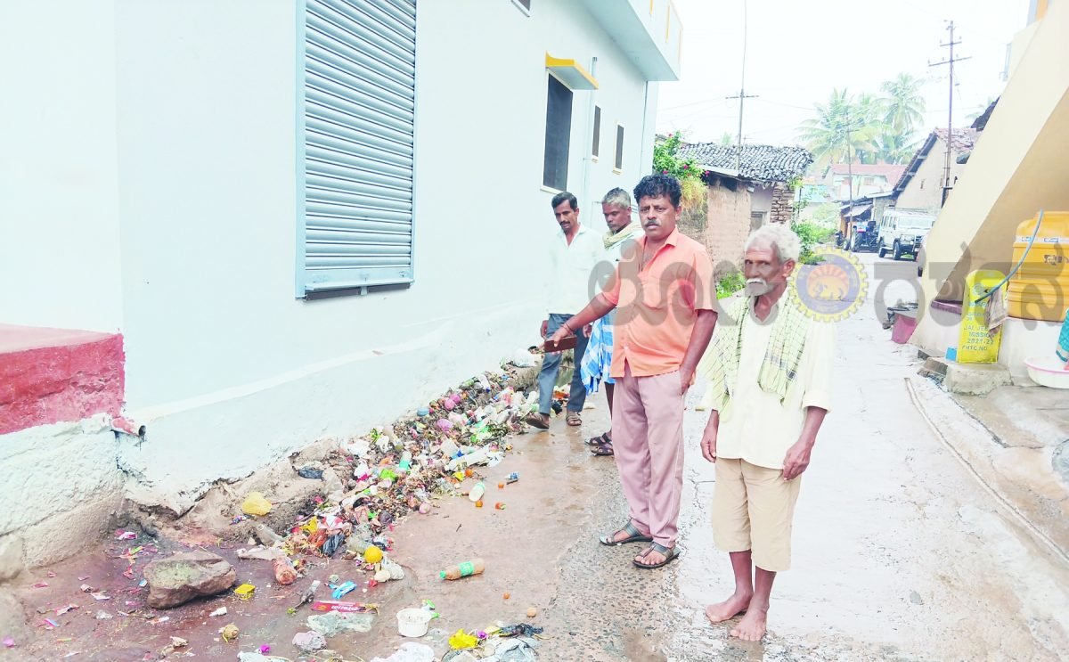 ಚರಂಡಿ ನೀರಿನಿಂದ ರಸ್ತೆಗಳು ಅಸ್ವಚ್ಛ: ತಕ್ಷಣ ಕ್ರಮಕ್ಕೆ ಒತ್ತಾಯ