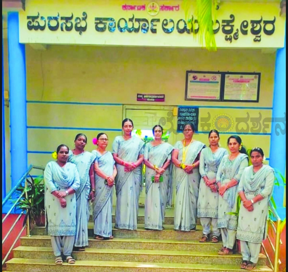ನವರಾತ್ರಿಯ 7ನೇ ದಿನ ಬೂದು ಬಣ್ಣದ ಸೀರೆಯಲ್ಲಿ ಗಮನ ಸೆಳೆದ ಪುರಸಭೆಯ ಮಹಿಳಾ ಸಿಬ್ಬಂದಿಗಳು