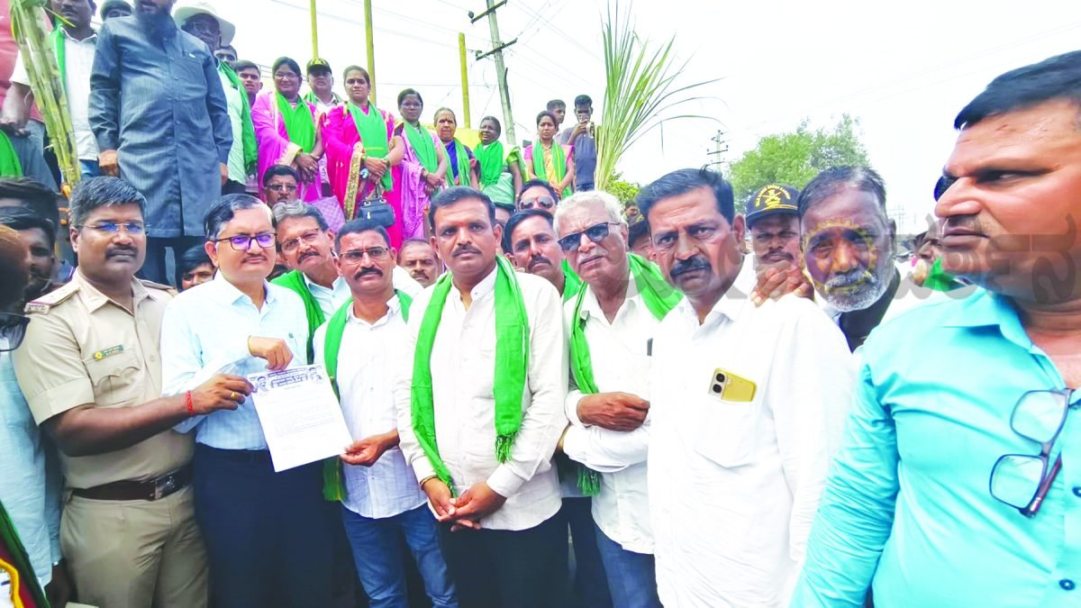 ಕಾಗವಾಡದಲ್ಲಿ ರಸ್ತೆ ತಡೆದು ರೈತರಿಂದ ಪ್ರತಿಭಟನೆ