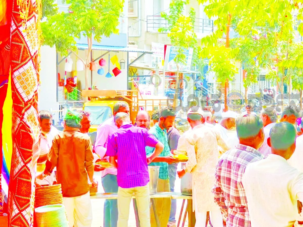 ಗಂಗಾಧರ ಕೋರಳ್ಳಿ ಅವರ ಮಹಾಶಕ್ತಿ ಮಂದಿರದಲ್ಲಿ ಭಕ್ತಾದಿಗಳಿಗೆ ಮಹಾಪ್ರಸಾದ