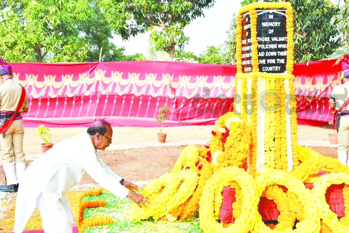 ಹುತಾತ್ಮರ ಸ್ಮಾರಕಕ್ಕೆ ಪುಷ್ಪಗುಚ್ಛ ಅರ​‍್ಿಸಿ ಗೌರವ ನಮನ