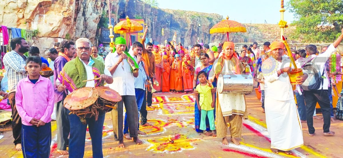 ಗುಳೇದಗುಡ್ಡದ ರೇಣುಕಾ ಯಲ್ಲಮ್ಮ ದೇವಸ್ಥಾನದಲ್ಲಿ ನವರಾತ್ರಿ ಅಂಗವಾಗಿ ಮಂಗಳವಾರ ಆಯುಧ ಪೂಜೆ, ಪಲ್ಲಕ್ಕಿ ಉತ್ಸವ