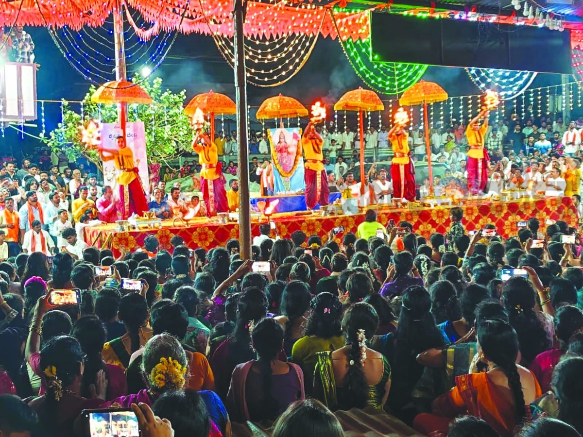 ಮುಂಡಗೋಡಿನಲ್ಲಿ ಇತಿಹಾಸ ಸೃಷ್ಟಿಸಿದ ಪ್ರಥಮ ’ದುರ್ಗಾ ದೌಡ್‌’ ಯಶಸ್ವಿ!: ಮಾರಿಕಾಂಬಾ ದೇವಸ್ಥಾನದಲ್ಲಿ ವೈಭವದ ಮಹಾ ದುರ್ಗಾ ಆರತಿ