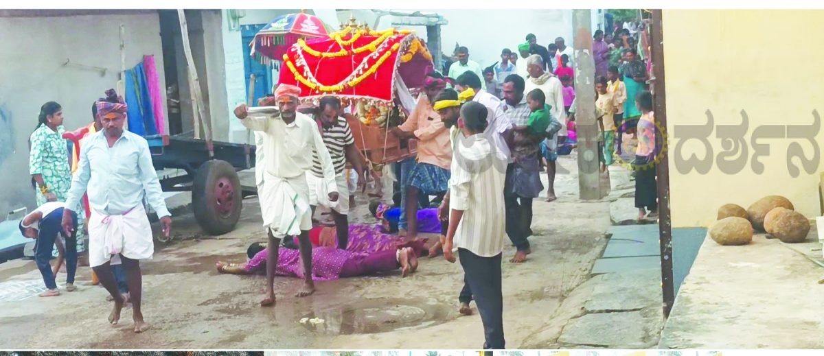 ವಿಜಯದಶಮಿ ಶ್ರೀ ಬೀರ​‍್ಪ ದೇವರ ಪಾಲಿಕೆಯ ಕೆಳಗೆ ಮಲಗಿದ ಭಕ್ತರು