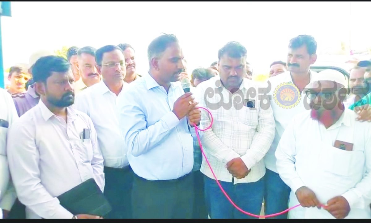 ಅನಂತಪುರದಲ್ಲಿ ಕುಡಿಯುವ ನೀರಿಗಾಗಿ ರಾಜ್ಯ ಹೆದ್ದಾರಿ ಬಂದ ಮಾಡಿ ಪ್ರತಿಭಟನೆ