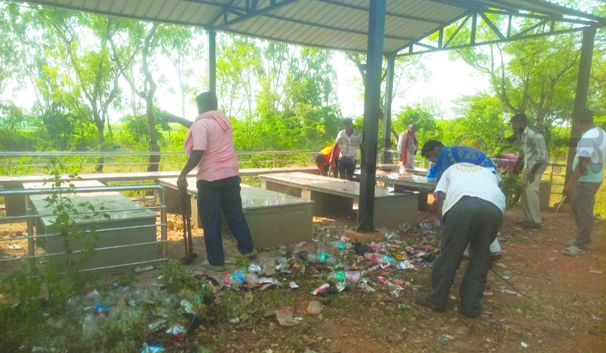 ಹಿಂದೂ ರುದ್ರಭೂಮಿಯಲ್ಲಿ ಬೃಹತ್ ಸ್ವಚ್ಛತಾ ಅಭಿಯಾನ