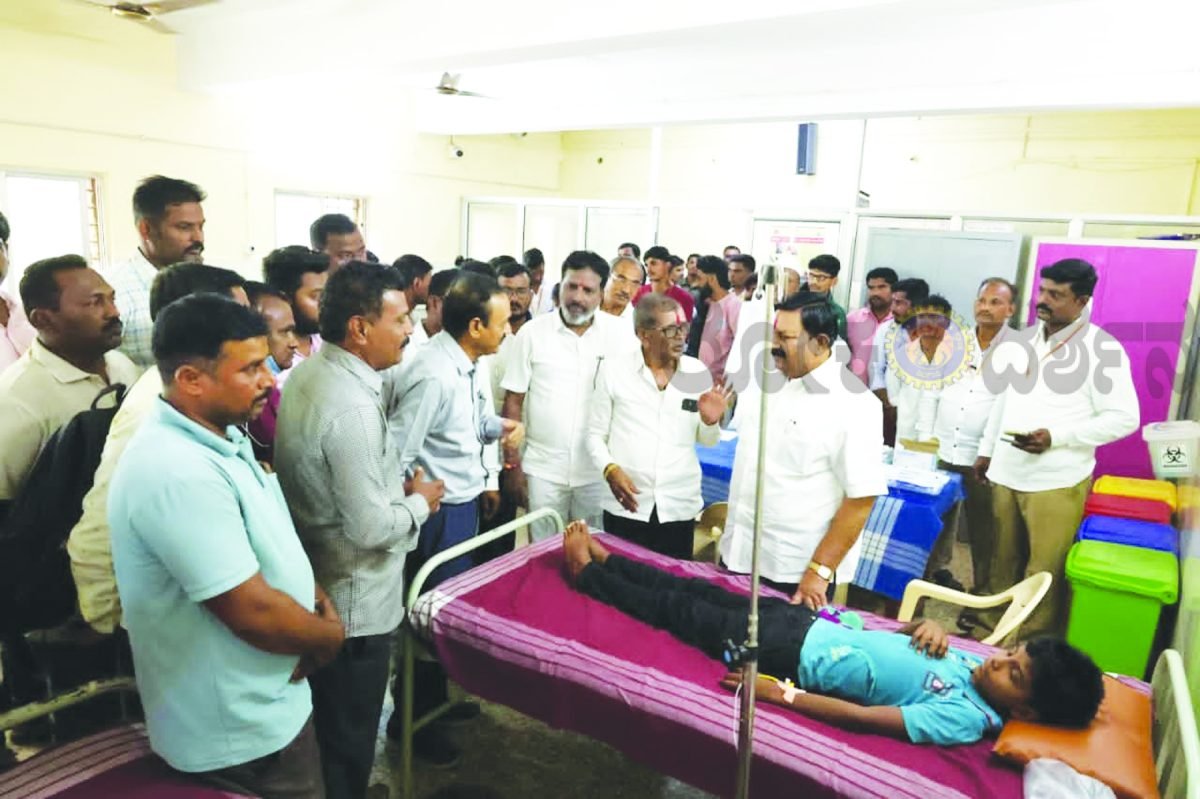 ಪ್ರಸಾದ ಸೇವಿಸಿ 107 ಮಂದಿ ಅಸ್ವಸ್ಥ: 60 ಜನರು ಚೇತರಿಕೆಕಬ್ಬೂರು ಆರೋಗ್ಯ ಕೇಂದ್ರಕ್ಕೆ ಶಾಸಕ ದುರ್ಯೋಧನ ಐಹೊಳೆ ಭೇಟಿ; ಸೂಕ್ತ ಚಿಕಿತ್ಸೆ ನೀಡಲು ಸೂಚನೆ