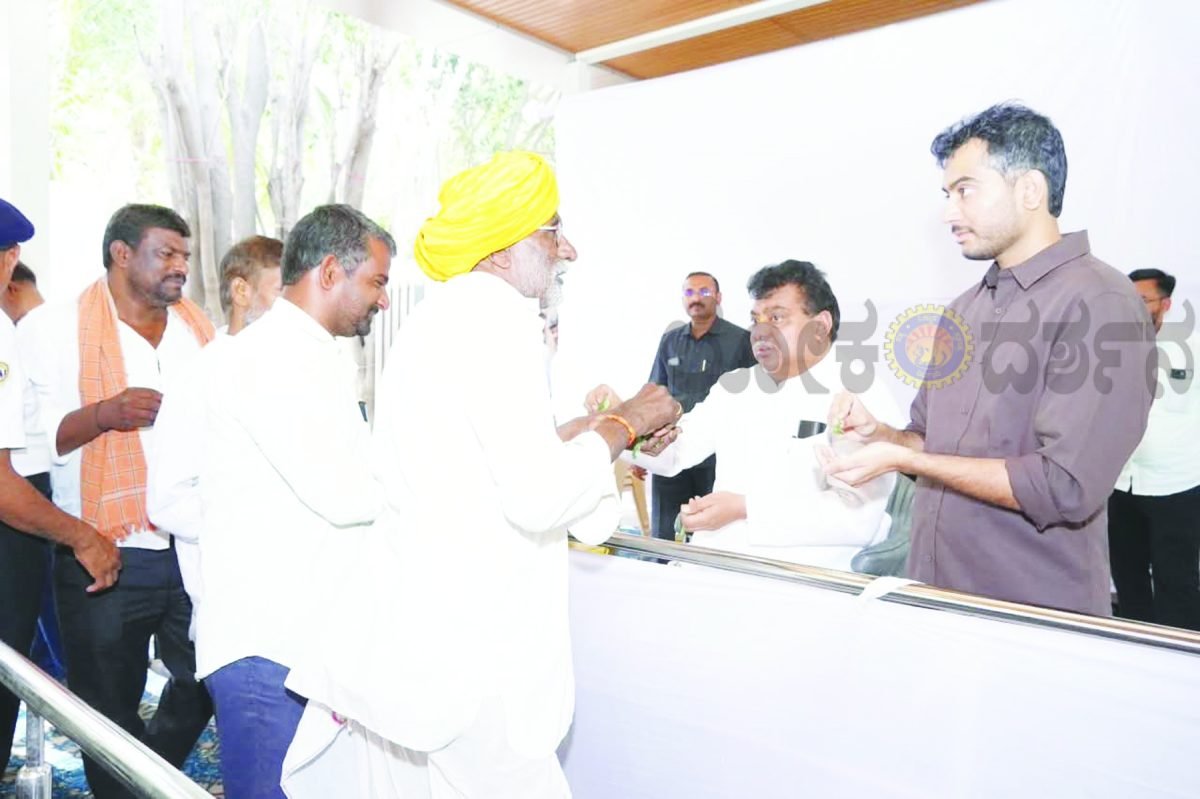 ದಸರಾ ಹಬ್ಬದ ಅಂಗವಾಗಿ ಜನರೊಂದಿಗೆ ಸಚಿವರ ಕುಶಲೋಪರಿ