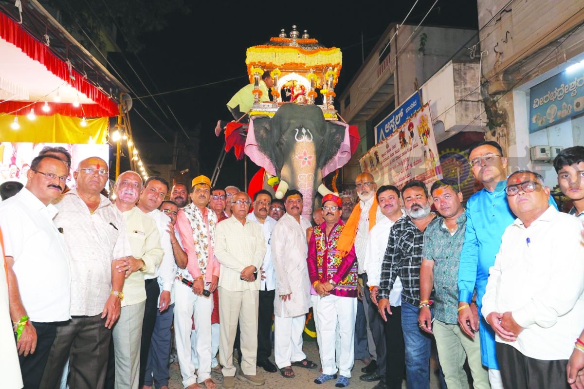 ಗದಗ ಎಸ್‌ಎಸ್‌ಕೆ ಸಮಾಜದಿಂದ ನಗರದಲ್ಲಿ ಅದ್ದೂರಿಯಾಗಿ ಜರುಗಿದ ದಸರಾ ಅಂಬಾರಿ ಮೆರವಣಿಗೆ