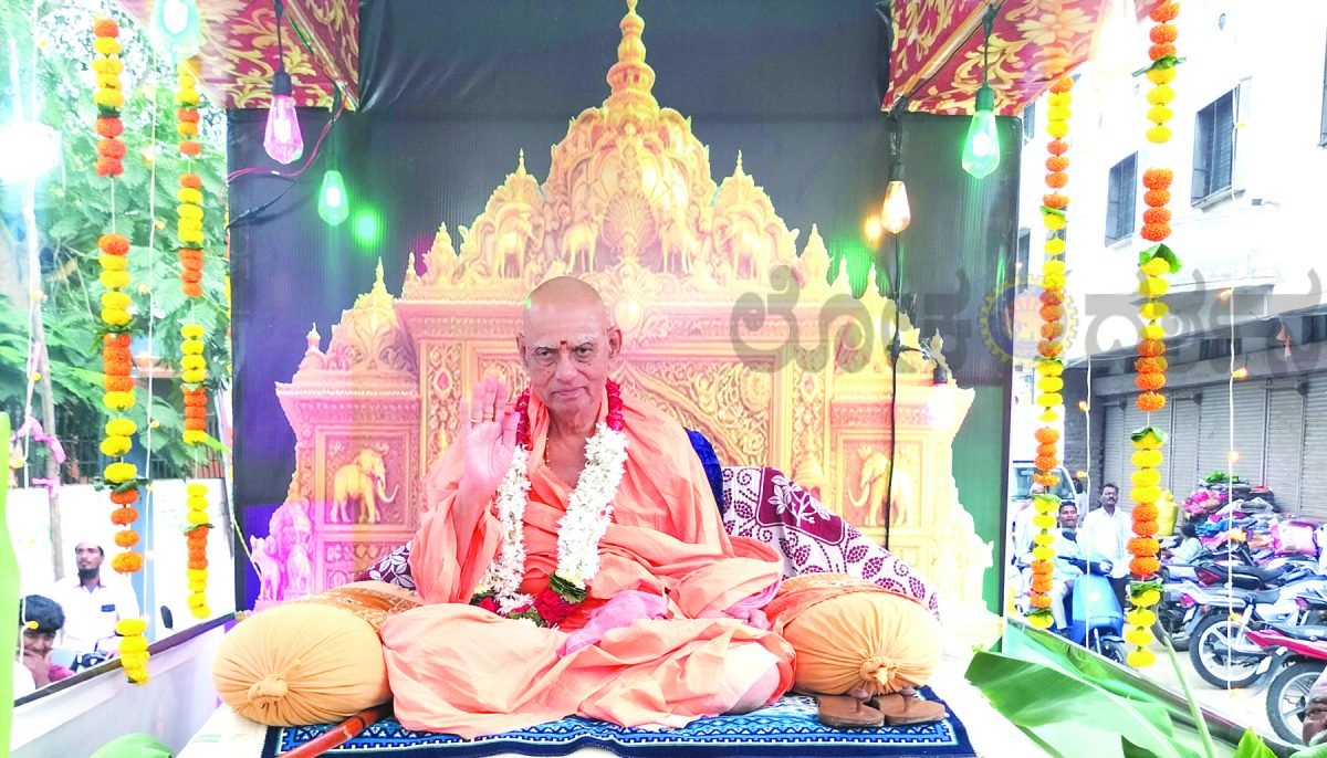ಇಂಚಲದ ಡಾ.ಶಿವಾನಂದ ಶ್ರೀಗಳ ಭವ್ಯ ಸ್ವಾಗತ ಮೆರವಣಿಗೆ ; ಅದ್ಧೂರಿ ಮೆರವಣಿಗೆಯಲ್ಲಿ ಸಾವಿರಾರು ಭಕ್ತರು ಭಾಗಿ