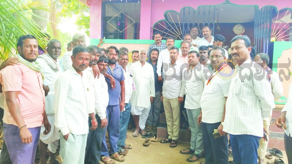 ರೈತರು ಹಾಗೂ ಕೈಗಾರಿಕೆಗಳಿಗೆ ಸಮರ​‍್ಕ ವಿದ್ಯುತ್ ಪೂರೈಕೆಗೆ ಆಗ್ರಹಿಸಿ ಹೆಸ್ಕಾಂ ಕಚೇರಿಗೆ ಮುತ್ತಿಗೆ