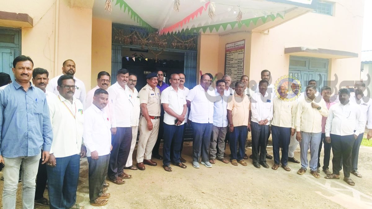 ಪಟ್ಟಣದ ತಹಶೀಲ್ದಾರ್ ಕಚೇರಿಯಲ್ಲಿ ವೀರರಾಣಿ ಕಿತ್ತೂರು ಚೆನ್ನಮ್ಮ ವಿಜಯೋತ್ಸವ