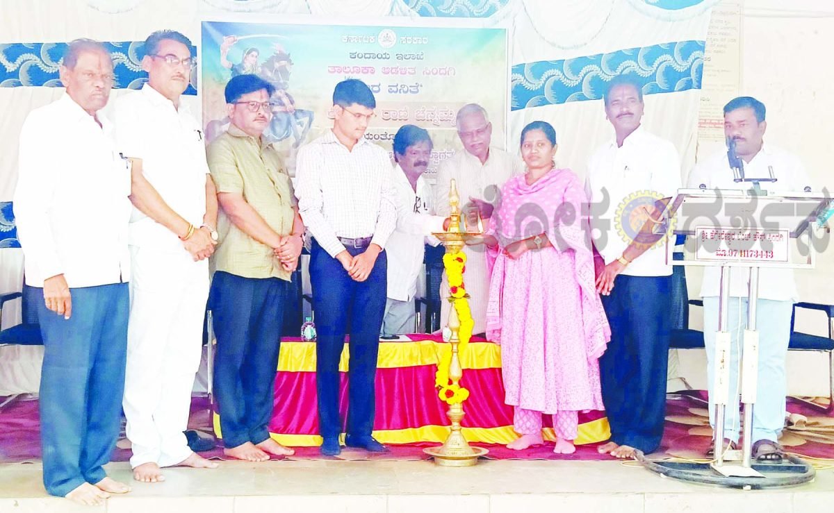 ಪಟ್ಟಣದ ತಾಲೂಕು ಆಡಳಿತ ಸೌಧದ ಆವರಣದಲ್ಲಿ ಹಮ್ಮಿಕೊಂಡ ವೀರ ವನಿತೆ ಕಿತ್ತೂರ ರಾಣಿ ಚೆನ್ನಮ್ಮ ಜಯಂತಿ ಕಾರ್ಯಕ್ರಮವನ್ನು ಡಾ.ಶಾಂತವೀರ ಮನಗೂಳಿ  ಉದ್ಘಾಟಿಸಿದರು.