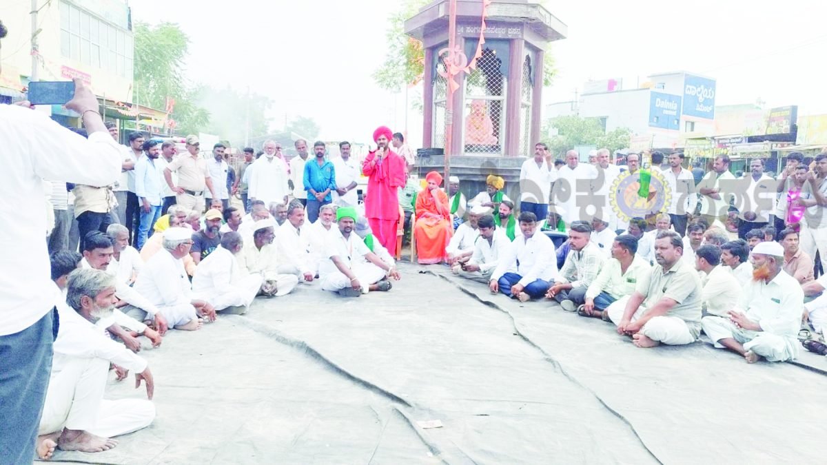 ಕಾಲುವೆಗೆ ನೀರು ಹರಿಸಲು ರಸ್ತೆ ತಡೆದು ರೈತರಿಂದ ಪ್ರತಿಭಟನೆಲೋಕದರ್ಶನ ವರದಿ