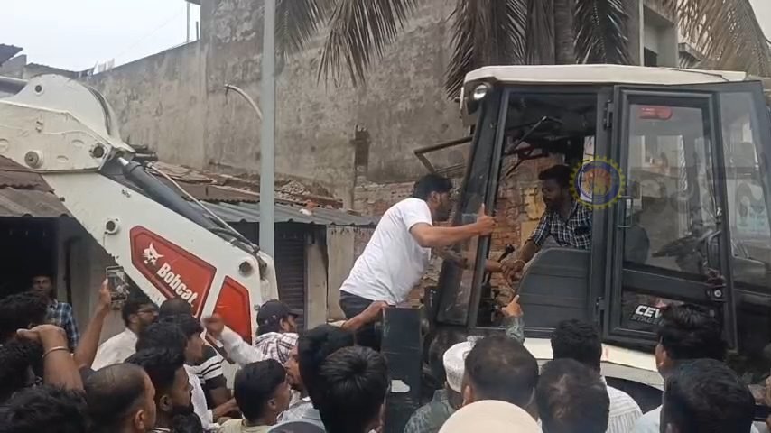 ಅತಿಕ್ರಮಣ ತೆರವು ವೇಳೆ ಪಾಲಿಕೆ ಸಿಬ್ಬಂದಿ ಮೇಲೆ ಹಲ್ಲೆ:  ಕಾರ್ಯಾಚರಣೆ ವೇಳೆ ಕಲ್ಲು ತೂರಾಟ, ಜೆಸಿಬಿ ಗಾಜು ಪುಡಿಪುಡಿ