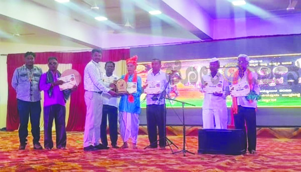 ಕಿತ್ತೂರು ಉತ್ಸವದಲ್ಲಿ ಜಾನಪದ ಬೈಲಾಟ ಪದಗಳನ್ನು ಸಾದರ ಪಡಿಸಿದ ಜಾನಪದ ಕಲಾವಿದ ಗೋಪಾಲ ಚಪನಿ