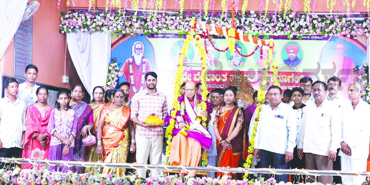 ಇಂಚಲದ ಡಾ.ಶಿವಾನಂದ ಭಾರತಿ ಶ್ರೀಗಳಿಗೆ ಸದ್ಭಕ್ತರಿಂದ ಭಕ್ತಿಯ ತುಲಾಭಾರ. ಜಾನಪದ ಕಲಾಮೇಳ