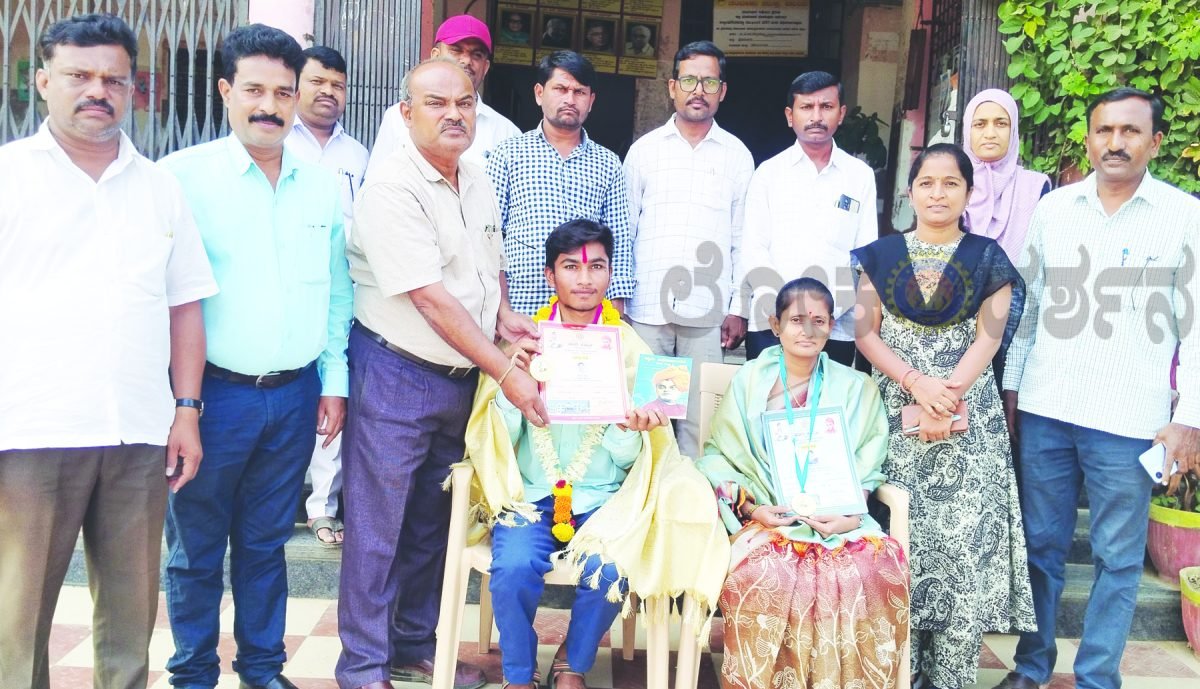 ವಚನ ಕಮ್ಮಟ ಪರೀಕ್ಷೆಯಲ್ಲಿ ರಾಜ್ಯಮಟ್ಟದಲ್ಲಿ ದ್ವಿತೀಯ ರ್ಯಾಂಕ್ ಪಡೆದ ಮಾದೇಶ ಘೋಡಕೆ ಅವರಿಗೆ ಸನ್ಮಾನ