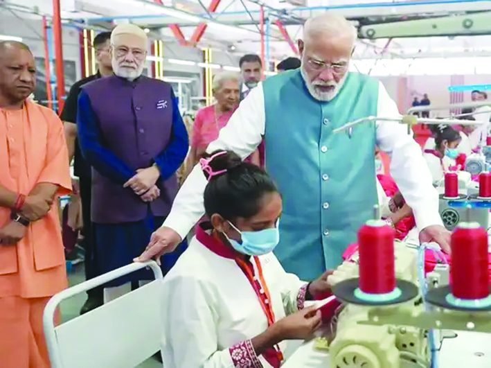 ವಾರಾಣಸಿಯಲ್ಲಿ ಅರವಿಂದ್ ಲಿಮಿಟೆಡ್‌ನ ಗಾರ್ಮೆಂಟ್ ಘಟಕ ಉದ್ಘಾಟಿಸಿದ ಪ್ರಧಾನಿ ಮೋದಿ; 1,000 ಮಹಿಳೆಯರಿಗೆ ಉದ್ಯೋಗಾವಕಾಶ
