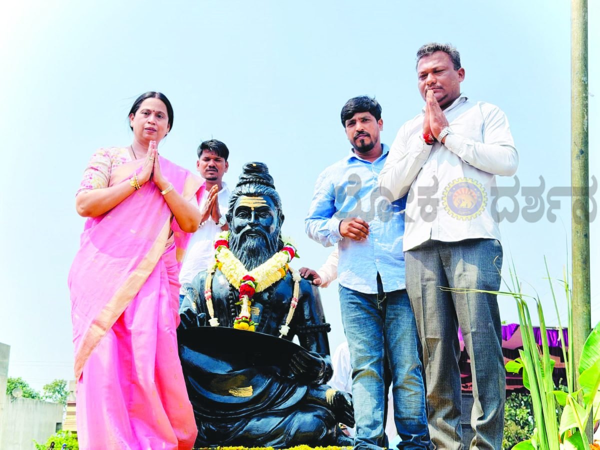 ರಂಗದೋಳಿ ಗುತ್ತಿ ಗ್ರಾಮದಲ್ಲಿ ಮಹರ್ಷಿ ವಾಲ್ಮೀಕಿ ನೂತನ ಮೂರ್ತಿ ಲೋಕಾರೆ​‍್ಣಗೊಳಿಸಿದ ಲಕ್ಷ್ಮೀ ಹೆಬ್ಬಾಳಕರ್