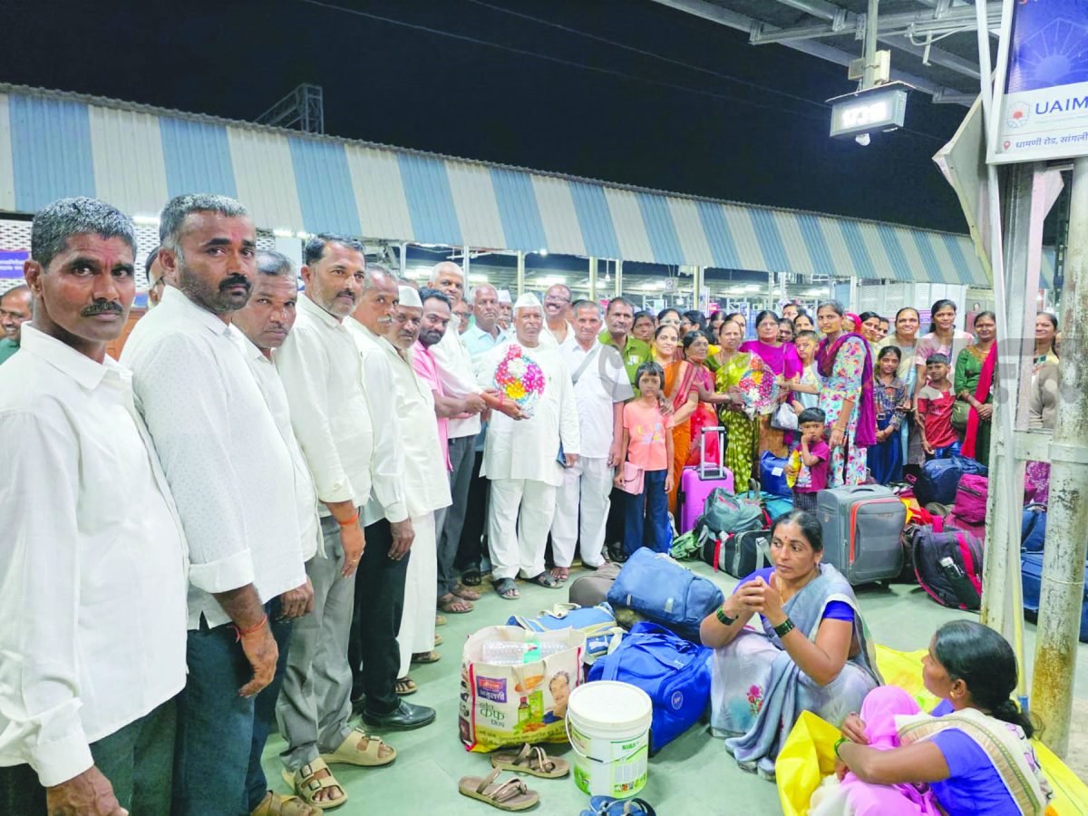 ಸಮ್ಮೇದ ಶಿಖರ ಯಾತ್ರೆಗೆ ಹೊರಟ ಬಾವನ ಸೌಂದತ್ತಿ ಜೈನ ಶ್ರಾವಕ-ಶ್ರಾವಕಿಯರು