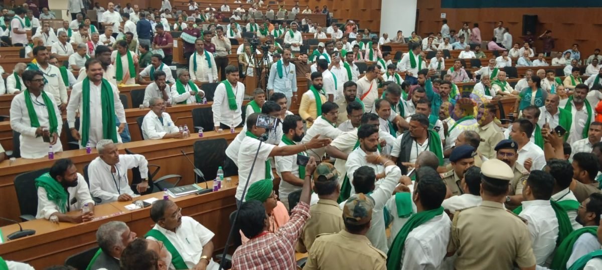 ರೈತ ಬಣಗಳಲ್ಲಿ ಗಲಾಟೆ : ರಣಾಂಗಣವಾದ ಸುವರ್ಣ ಸೌಧ, ಗಾಜುಗಳು ಧ್ವಂಸ