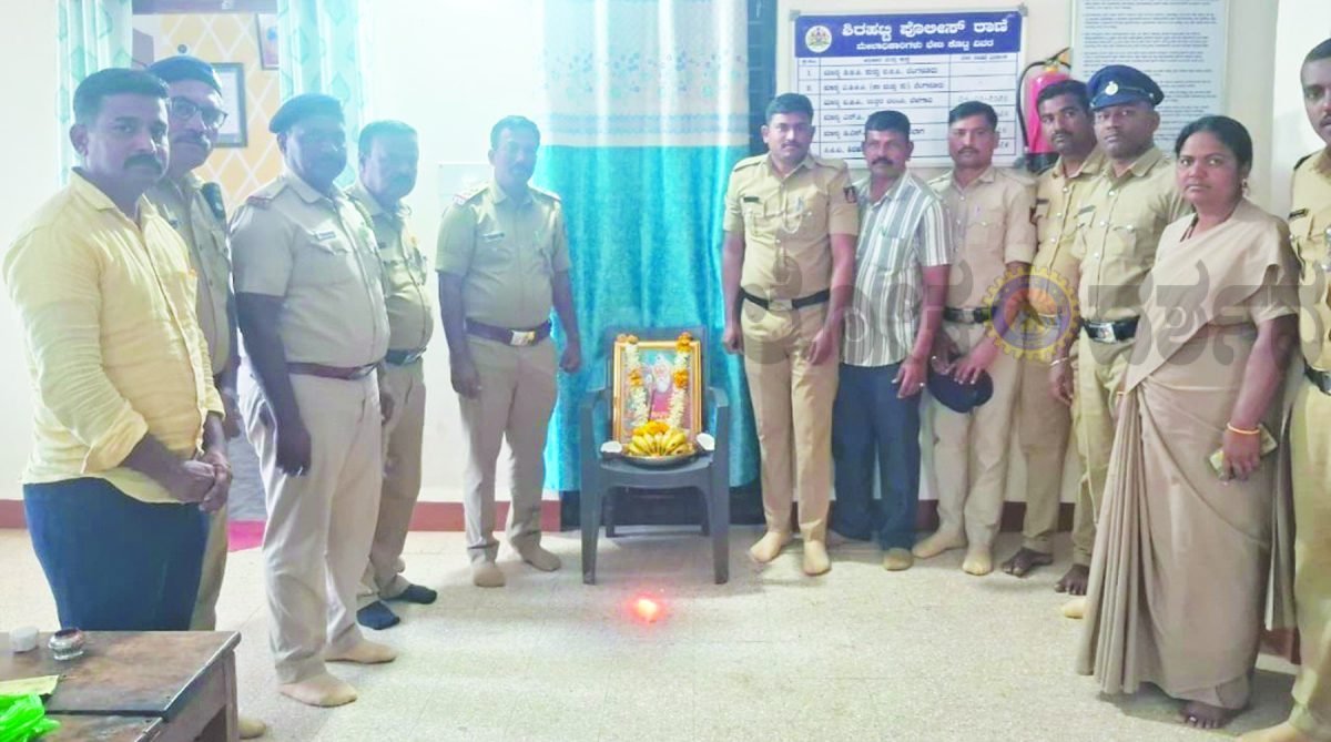 ಪೊಲೀಸ್ ಠಾಣೆಯಲ್ಲಿ ವಾಲ್ಮೀಕಿ ಜಯಂತಿ ಆಚರಣೆ