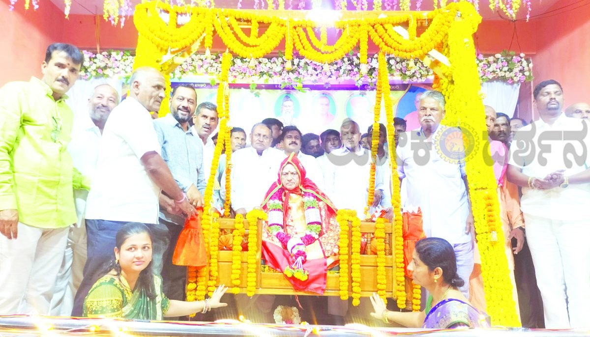 ಹಾರೂಗೇರಿ ದೇವರಕೊಂಡಜ್ಜನವರ ವೇದಾಂತ ಪರಿಷತ್ ಸಂಪನ್ನ : ಇಂಚಲಶ್ರೀಗಳ 86ನೇ ಜನ್ಮದಿನ ನಿಮಿತ್ತ ತೊಟ್ಟಿಲೋತ್ಸವ